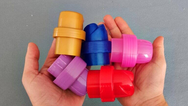 8 pomysłów na wykorzystanie plastikowych nakrętek, które Cię zaskoczą!